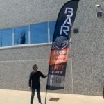 Operatore di Raia srl regge la bandiera di Pitstop.