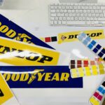 Stickers di Dunlop e Good Year assieme a mazzetta colore.