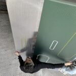 Operatore di Raia srl trasporta pannello.