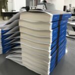 Pila di libri da rifilare.