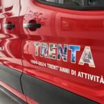 Adesivo su portiera di un furgoncino.