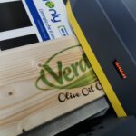 Macchinario stampa su un'asse di legno.