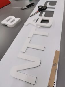 Lettere di insegna di NTTData staccate dalla matrice.