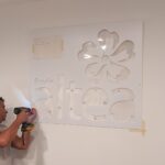 Operatore di RAIA srl applica la matrice dell'insegna di Altea.