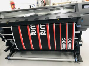 Stampante Mimaki in funzione stampa adesivi della RIMAC.