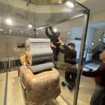 Operatori di Raia srl inseriscono sagoma in teca del Museo Nazionale Etrusco.