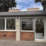 Entrata di ufficio del Museo Nazionale Etrusco con vetrofanie ai vetri di porta e finestre.