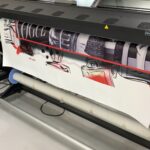 Stampante Mimaki in funzione.