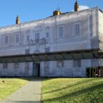 Facciata di Villa Giulia a Roma con telone e insegna realizzata da Raia srl.