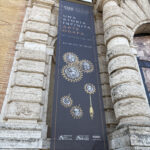 Stendardo al lato dell'entrata di Villa Giulia.