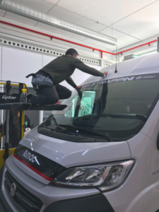 Operatore di Raia srl pulisce furgone della Rimac.
